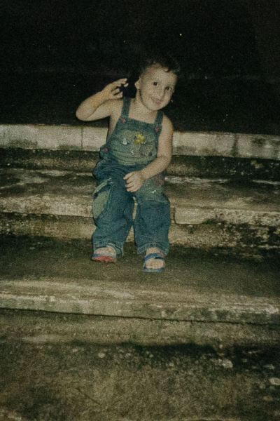 O filho de Maria da Guia, Misael Junior, na infância, na base da Torre do Mirante, onde tirou a própria vida anos depois
