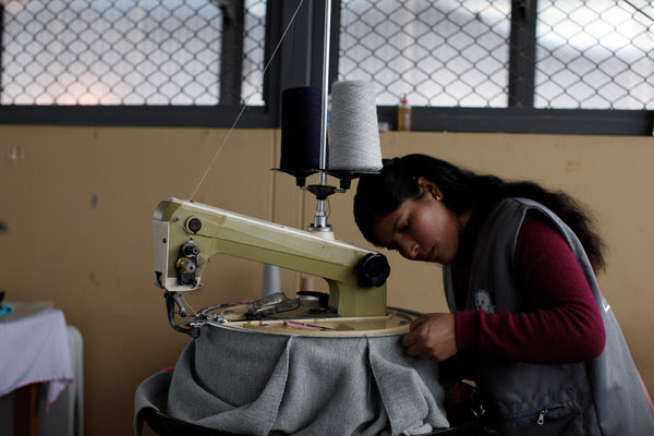 Benigna Salinas trabaja en un taller de costura organizado por una empresa privada en una prisión de Cusco, Perú desde hace un año y nueve meses