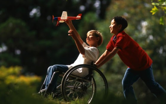 Crianças com deficiência muitas vezes são prejudicadas pelos preconceitos e limites colocados pelos adultos