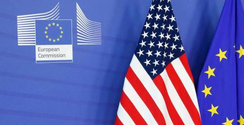 Banderas de Estados Unidos y la Unión Europea en Bruselas