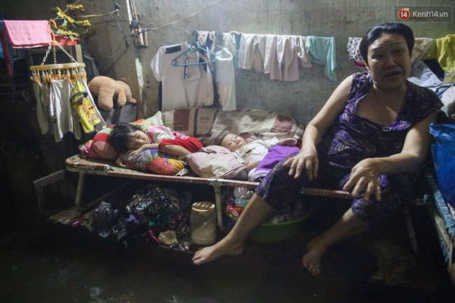 Dân nghèo xóm trọ Sài Gòn khốn khổ sống trong nước cống hôi thối suốt 4 ngày liền - Ảnh 10.