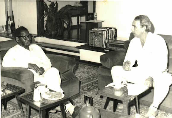 El periodista Moisés Saab entrevista al Presidente angola Agusthino Neto. Foto: Archivo del autor.
