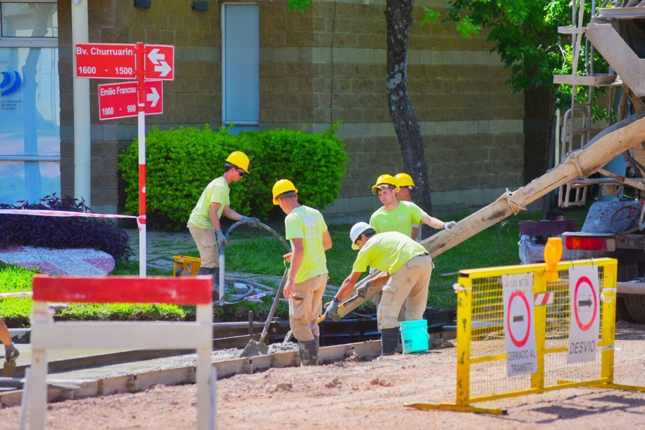 Continúa la construcción de nuevos metros de cordón cuneta sobre calle Churruarín