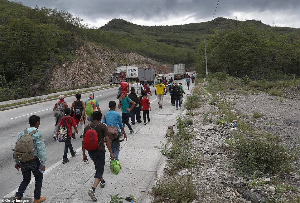 The caravan of Central Americans continues their journey throug