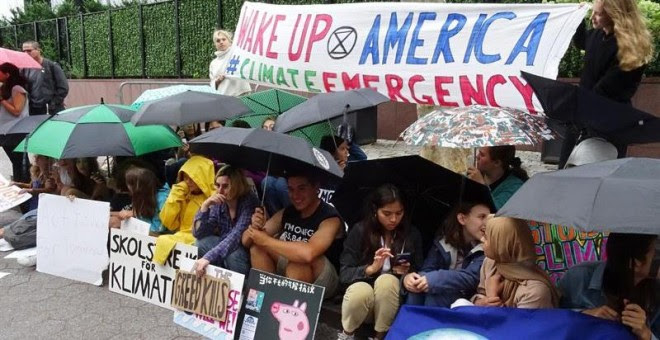 06/09/2019.- Una veintena de adolescentes se dan cita este viernes ante la sede de Naciones Unidas, en Nueva York, para llamar la atención sobre las consecuencias del cambio climático. Las lluvias caídas sobre Nueva York, provocadas a distancia por el hu