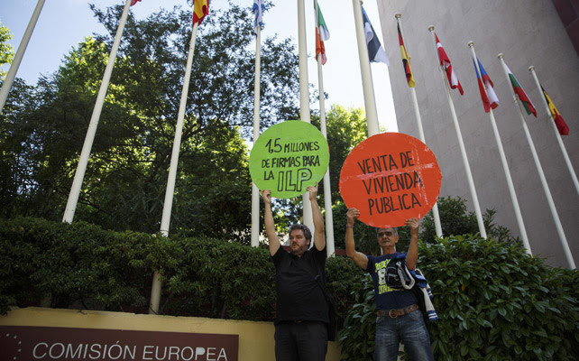 Activistas de la PAH en la sede de la Comisión Europea en Madrid.