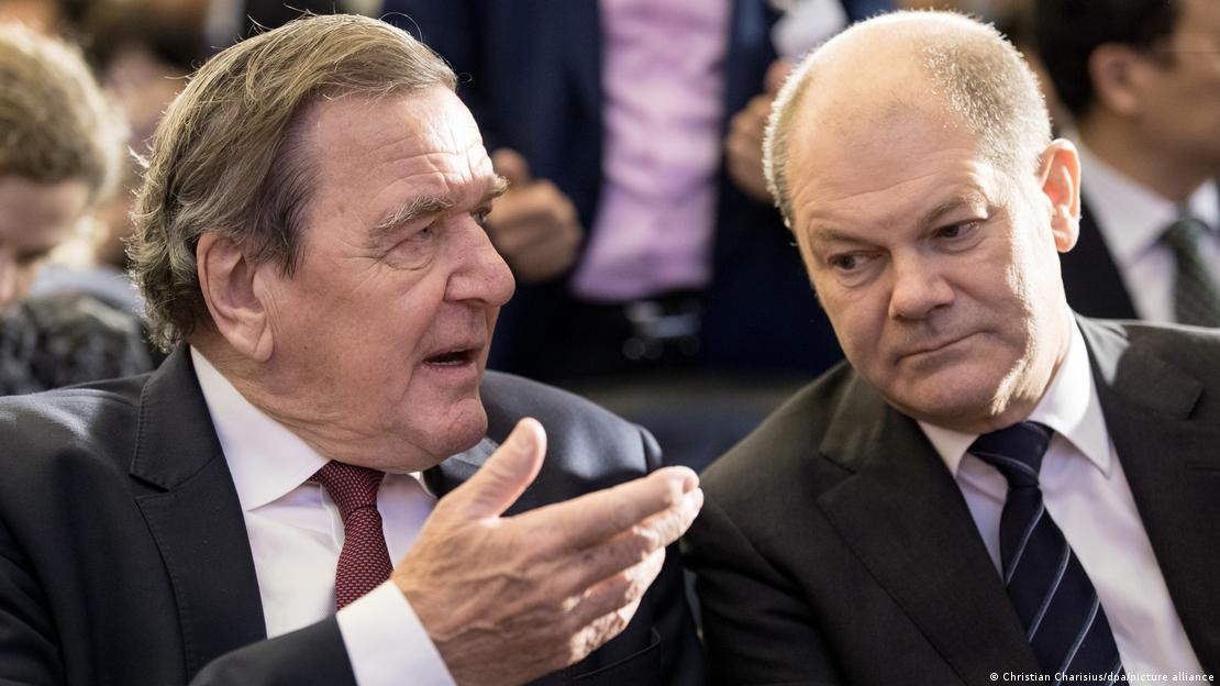 Gerhard Schröder e Olaf Scholz lado a lado