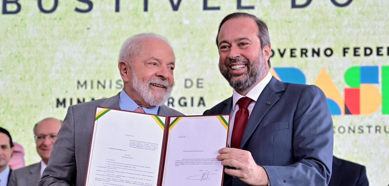 Luiz Inácio Lula da Silva (à esq.) e Alexandre Silveira