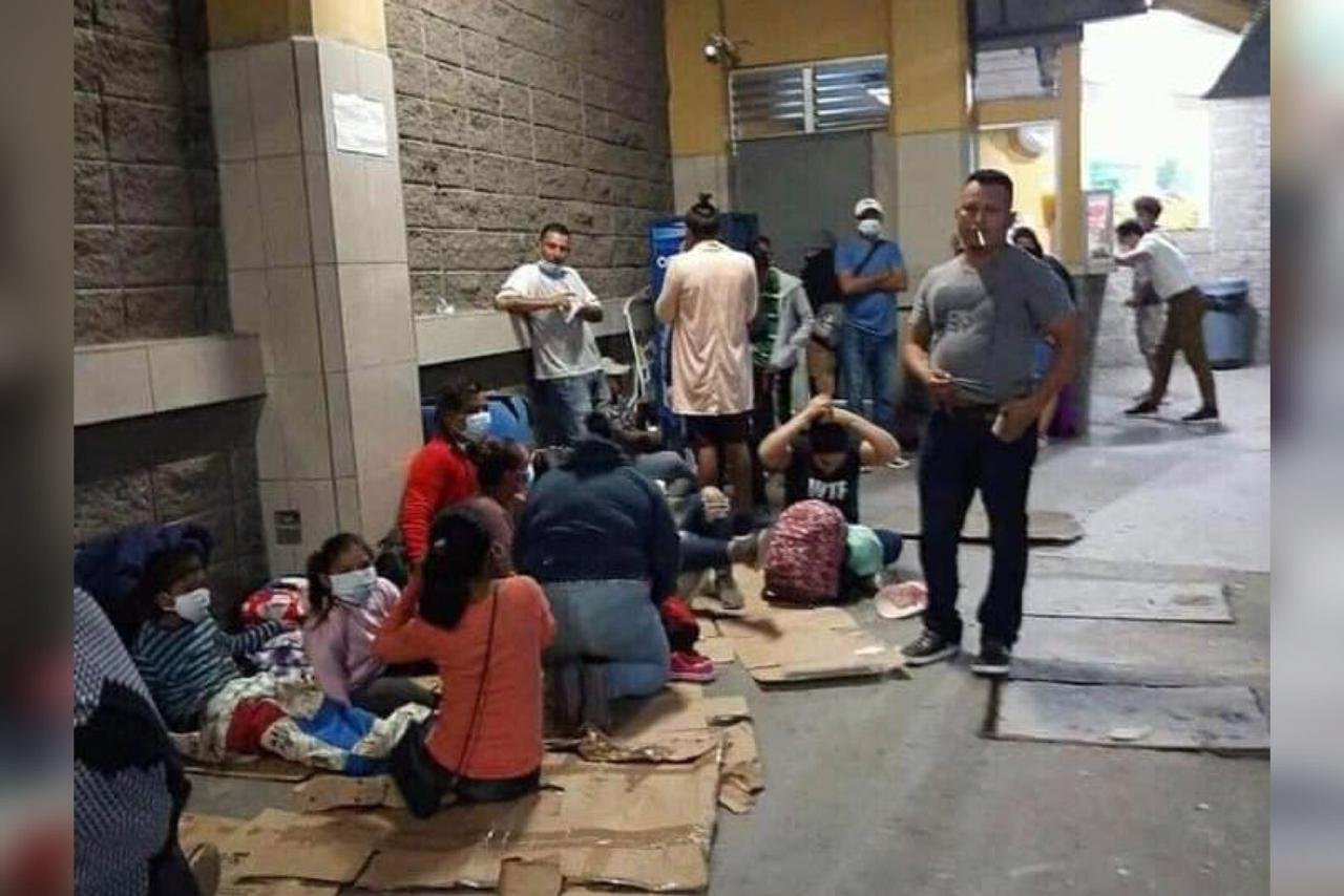 Un grupo de migrantes aguardaba este martes en una terminal de autobuses de San Pedro Sula para salir hacia Estados Unidos. Foto: Twitter / Diario El Tiempo de Honduras