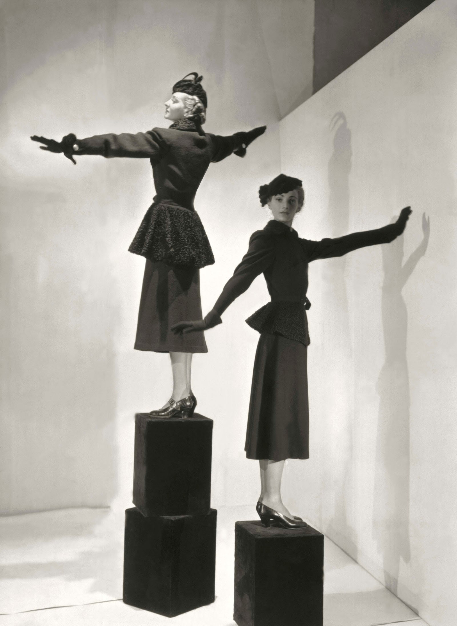 Las modelos Miss Sheldon and Lyla Zelensky fotografiadas con trajes peplum de Lucien Lelong y Piguet .