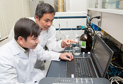 PGS Trần Đăng Xuân (bìa phải) và nghiên cứu viên tại Phòng thí nghiệm sinh lý, thực vật và hóa sinh.