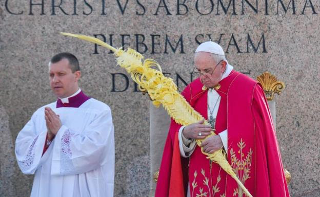 El Papa, con una palma en el Vaticano el Domingo de Ramos. /AFP