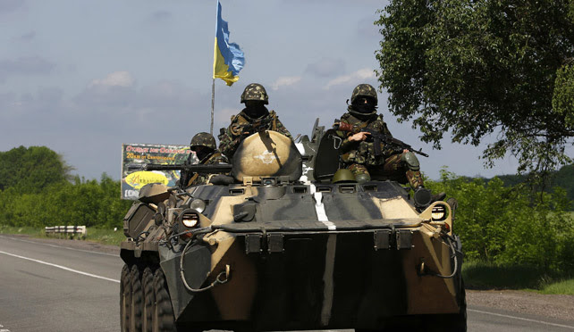 Militares del ejército ucraniano, en un vehículo blindado al norte de la ciudad de Slaviansk este martes.