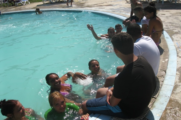 Vacacionistas en la piscina de Los Cocos