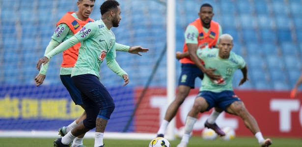 Neymar tenta passe para Richarlison em treino da seleção na França