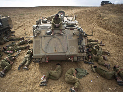 Soldados israelíes duermen alrededor de su blindado junto a la frontera de Gaza. REUTERS/Nir Elias