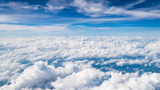 Derechos de autor de la imagen GETTY Image caption Las estelas de los aviones alteran la nubosidad natural.