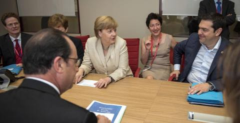 El primer ministro griego, Alexis Tsipras, junto a la canciller alemana, Angela Merkel, y el presidente francés, François Hollande, durante una reunión celebrada en la sede del Consejo Europeo en Bruselas. EFE