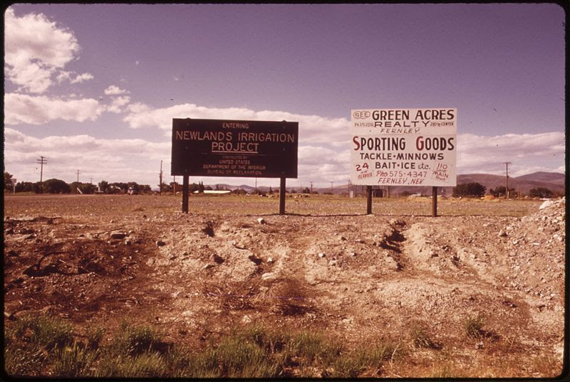 File:SIGNS ON ROUTE 95 NEAR FERNLEY. THE ONE ON THE LEFT DESCRIBES THE NEWLANDS IRRIGATION PROJECT - NARA - 553669.jpg