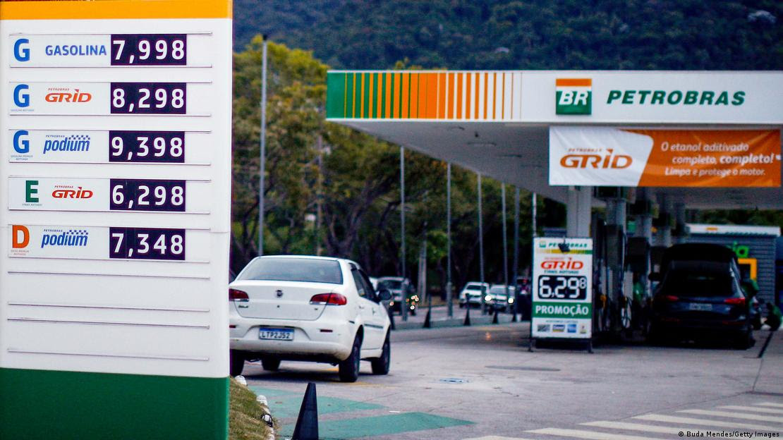 Placa com preços de combustíveis em frente a posto