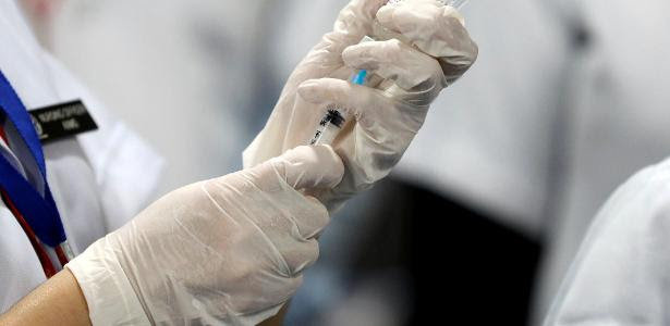 16.jan.2021 - Profissional de saúde prepara dose da Covaxin, vacina contra a covid-19, para aplicar no centro de vacinação em Nova Délhi, na Índia 