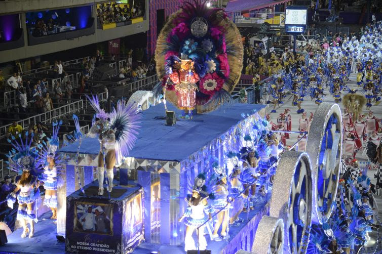 Tomaz Silva/Agência Brasil Em Cima da Hora abre os desfiles da Série Ouro do carnaval 2022 na Sapucaí