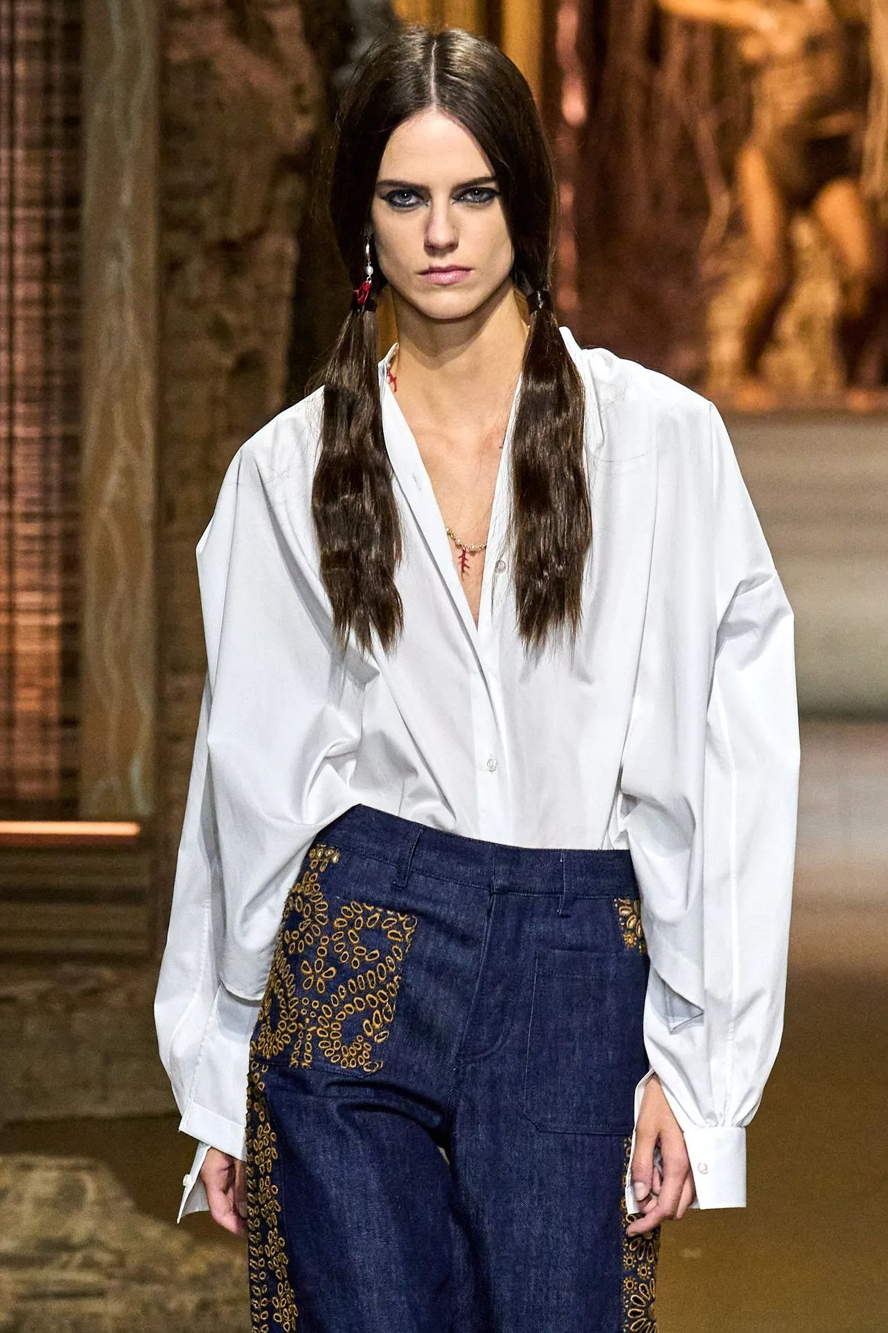 Look con camisa blanca de Dior en tendencia PrimaveraVerano 2023