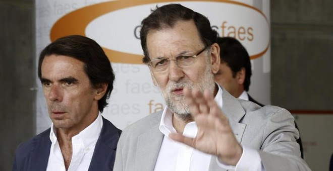 El presidente del Gobierno y del PP, Mariano Rajoy, junto al presidente de honor del PP y presidente de FAES, José María Aznar. / SERGIO BARRENECHEA (EFE)