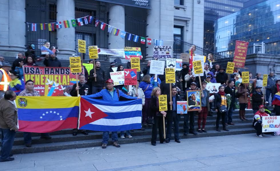 Más de un centenar de manifestantes se concentraron este martes en la Galería de Arte de Vancouver, Canadá, para expresar su rechazo a la injerencia estadounidense contra Venezuela