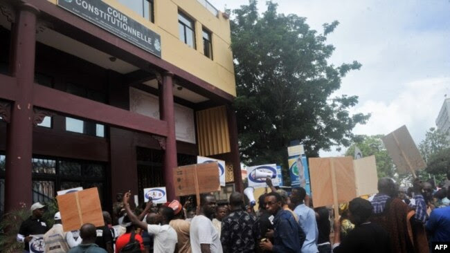 Des militants guinéens de "Balai Citoyen Guinee" participent à une manifestation devant la cour constitutionnelle de Conakry, le 19 septembre 2018.