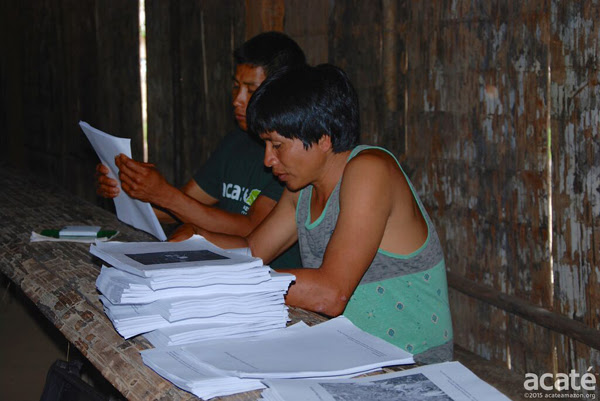 Jovens xamãs e a nova enciclopédia (Imagem: infoamazonia) 