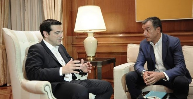 El primer ministro de Grecia Alexis Tsipras (i) habla con el líder del partido Potami Stavros Theodorakis hoy, miércoles 8 de julio de 2015, en el Salón Máximo en Atenas. / FOTIS PLEGAS (EFE)