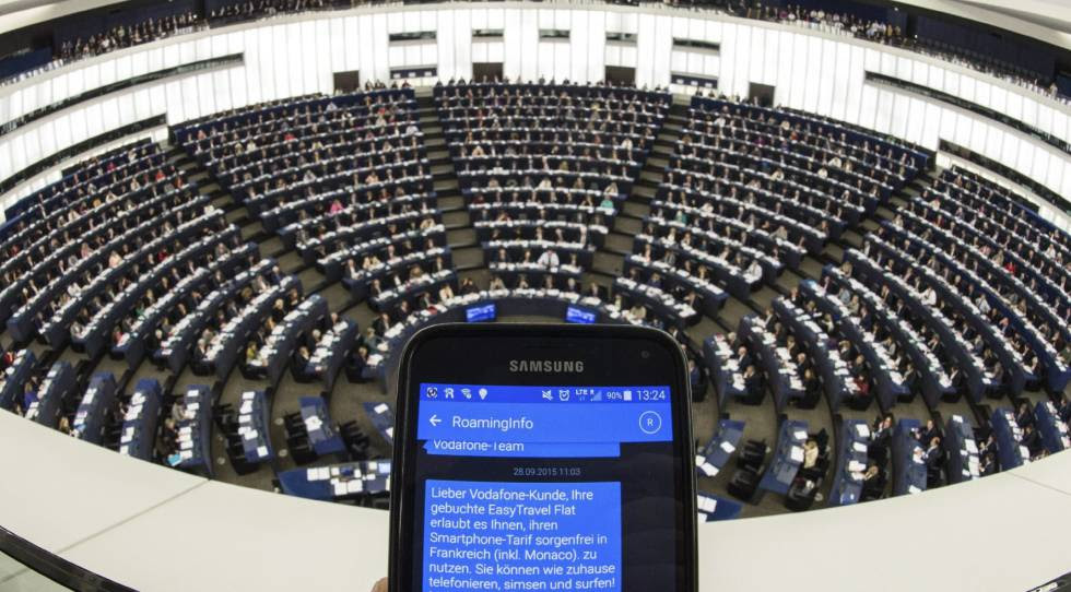 Um SMS mostra informações sobre o ‘roaming’ durante plenária do Parlamento Europeu em Estrasburgo.