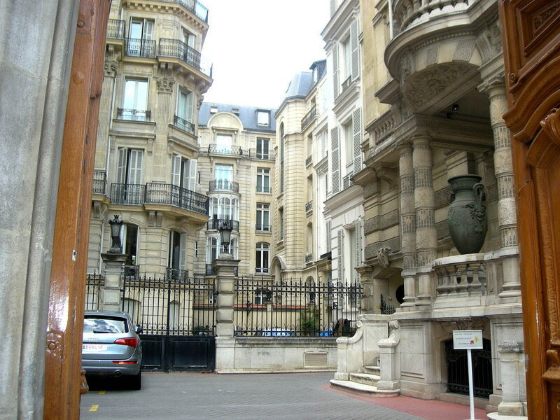 Парижский дворик. Скромный такой