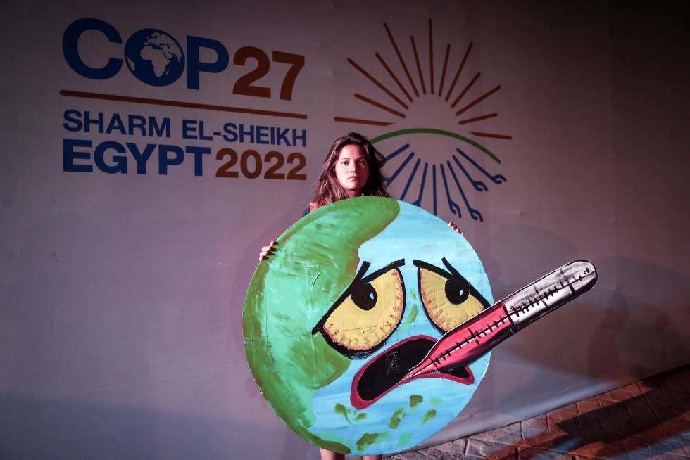 Una actvista en la cumbre del clima que se celebra en Sharm el Sheij, en Egipto.
