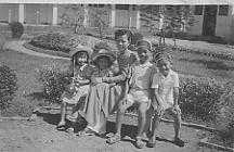 4anh em +ma Vinh Long1954b.jpg (6942 bytes)