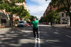 Los madrileños aprovechan la ampliación de las zonas peatonales para caminar: "Es como Madrid en agosto, es un gusto caminar sin coches"