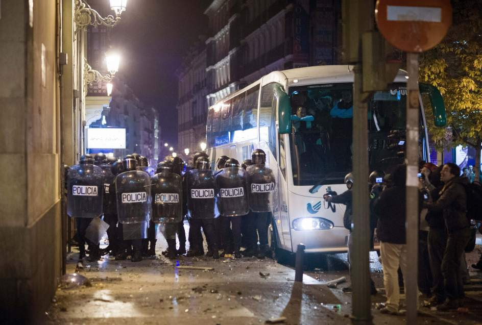 Antidisturbios, tras los escudos