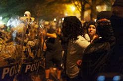EN FOTOS | Gritos, discursos, momentos simbólicos y fuego: las protestas contra la violencia policial en EEUU, en imágenes