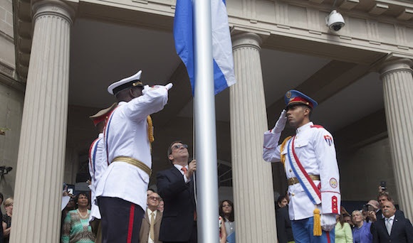 La bandera cubana fue izada este lunes en la sede de la nación caribeña aquí, pocas horas después del restablecimiento oficial de los vínculos diplomáticos bilatarales, en acto solemne fue encabezado por Rodríguez. Foto: Ismael Francisco/ Cubadebate