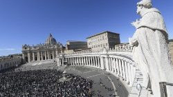 Piazza san Pietro durante l'Angelus del Papa