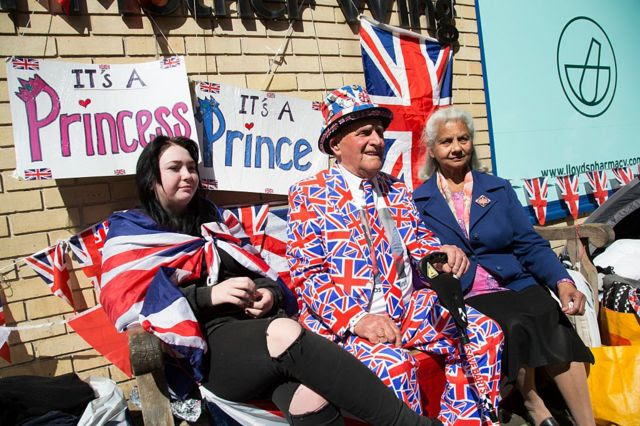 Apoiadores da monarquia britânica esperam do lado de fora do hospital em 2015 pelo anúncio do nascimento de um novo membro da família real