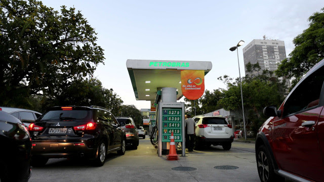 Bolsonaro edita decreto para obrigar postos a exibir preço de combustíveis antes de teto para ICMS