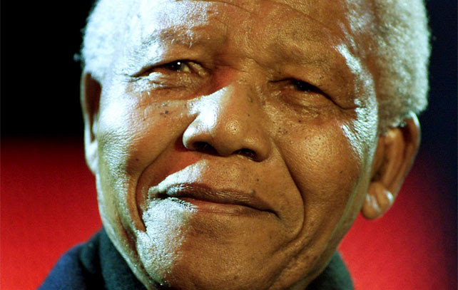 Fotografía de Nelson Mandela de abril de 2001. -