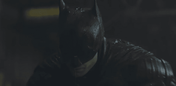 Robert Pattinson veste o uniforme do Homem-Morcego no primeiro trailer de "The Batman"
