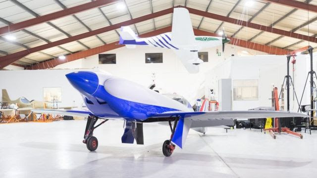 Aeronave no centro de salão
