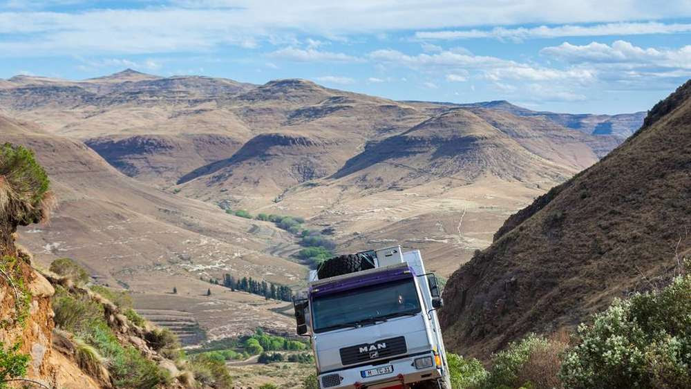 Mit ihrem umgebauten Reisemobil geht es auf steilen Pisten durch die Drakensberge in Südafrika. Mit ihrem umgebauten Reisemobil geht es auf steilen Pisten durch die Drakensberge in Südafrika.