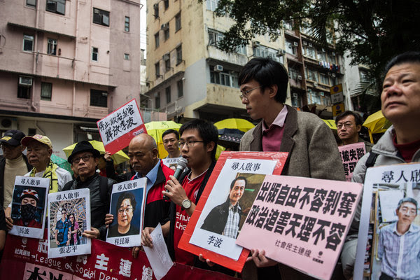 去年，香港的抗议者拿着桂民海及其他失踪书商的照片。