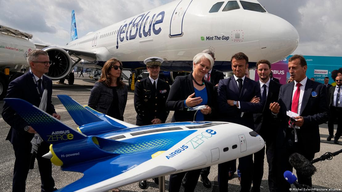 Presidente Emmanuel Macron e outros assistem a apresentação do modelo do Airbus Zero