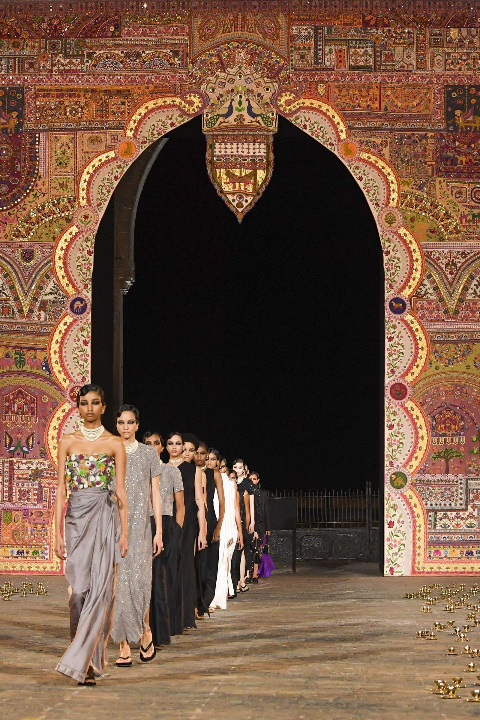 La sfilata Dior a Mumbai